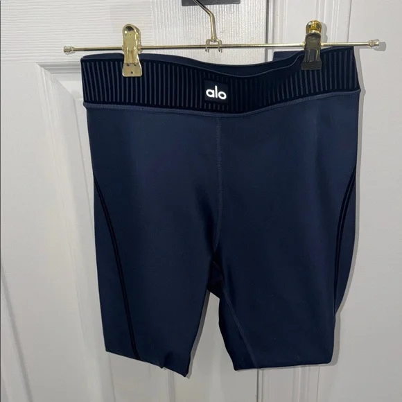 ALO Yoga Navy and Black Leggings - Picture 2 of 4